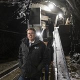 Le conseiller fédéral Albert Rösti a visité jeudi les entrailles du barrage de la Grande Dixence en Valais. KEYSTONE/ALESSANDRO DELLA VALLE